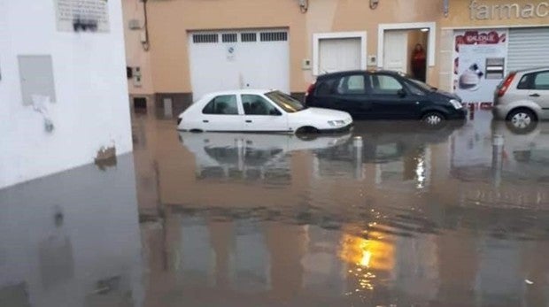 Calles y casas inundadas en Morón de la Frontera por las lluvias caídas a causa de la gota fría