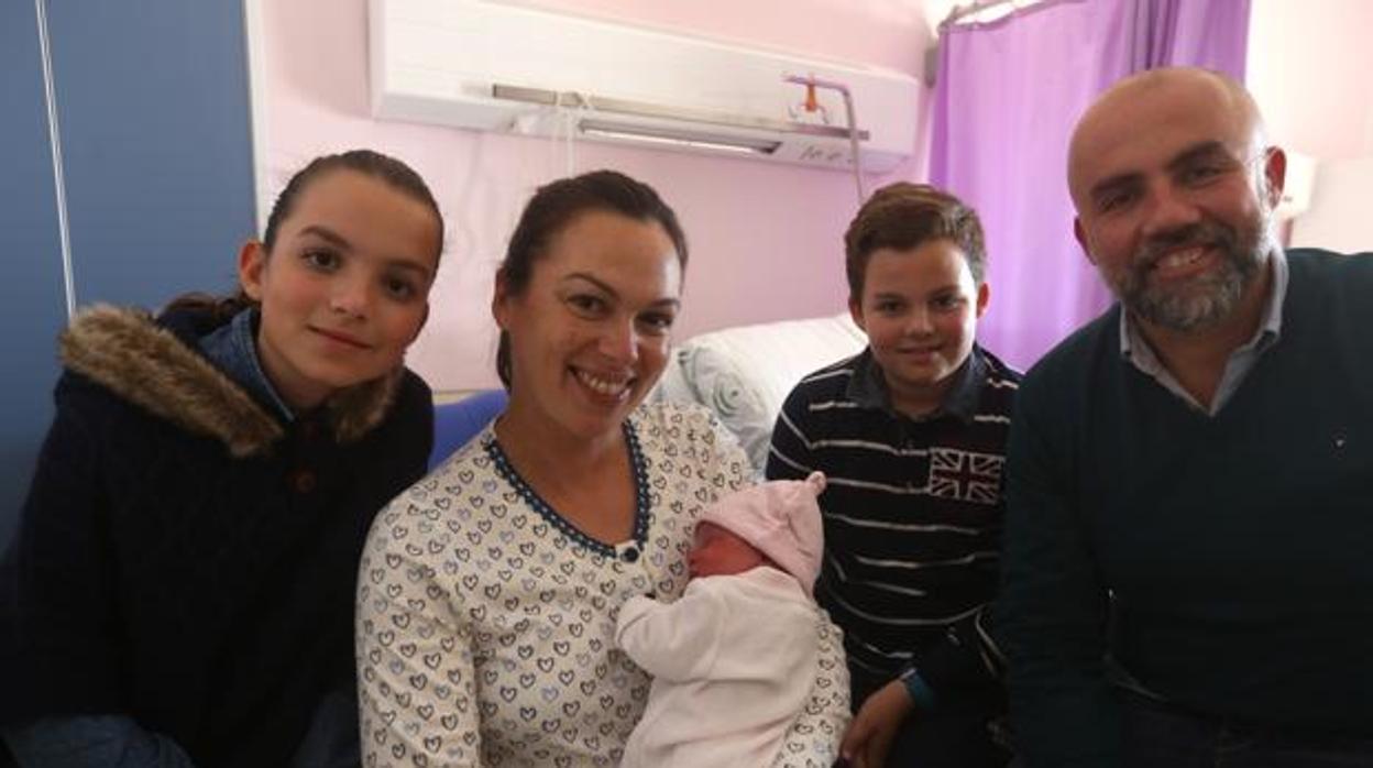 Julia fue el primer bebé en nacer en 2018, en el clínico de Puerto Real.