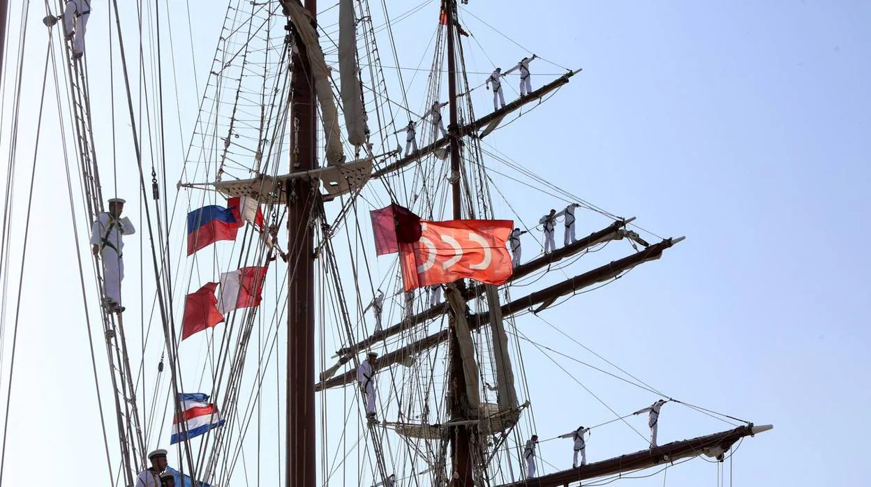 El gallardete conmemorativo del V Centenario ondeando en el buque escuela Juan Sebastián de Elcano.