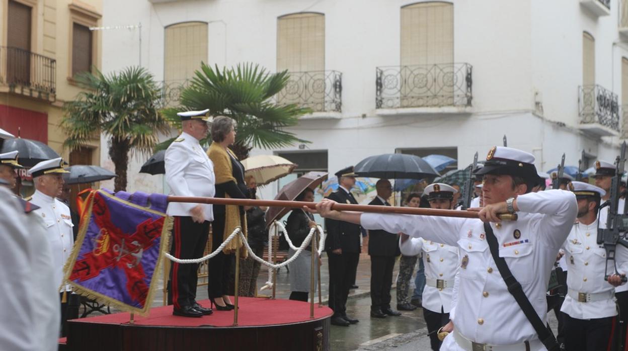 Momento del desfile en el homenaje en Guadix.