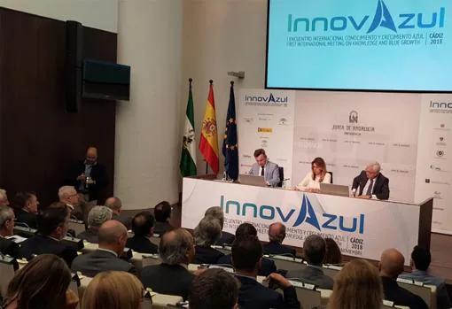 El rector de la UCA, Eduardo González Mazo junto a Susana Díaz y Jiménez Barrios en la presentación de InnovAzul.