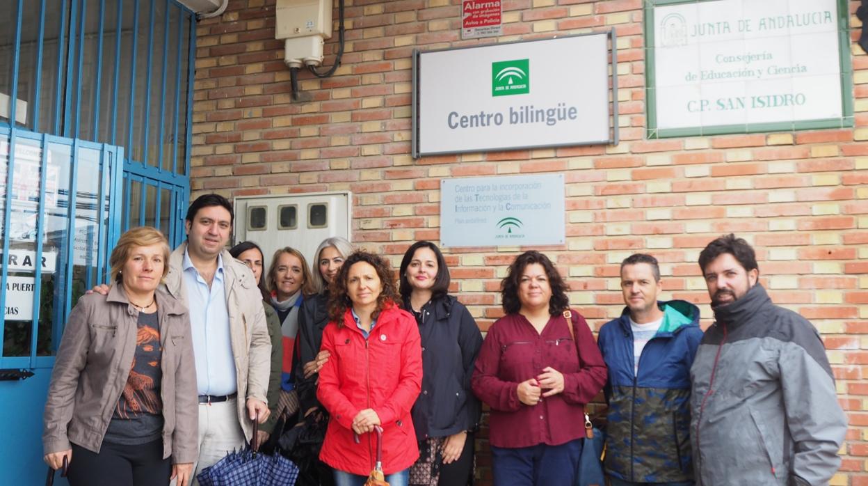 Dirigentes populares ante las puertas del colegio San Isidro de la pedanía loreña de El Priorato