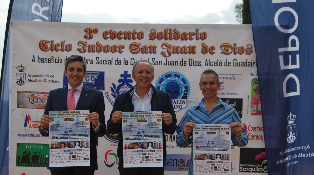 De izquierda a derecha, Esaú Pérez, gerente de San Juan de Dios, Antonio Gómez delegadode Deportes y José Antonio Martín de Hispalis Cycling