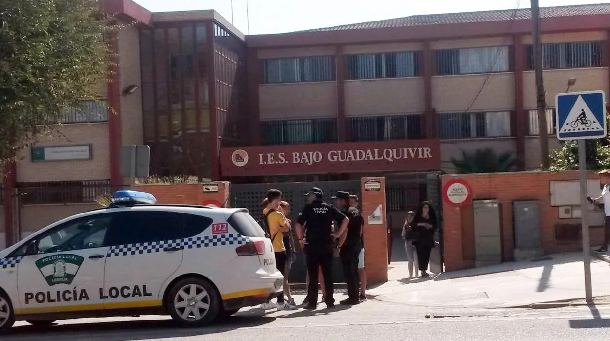 Policías locales atienden la demanda de alumnos del IES Bajo Guadalquivir
