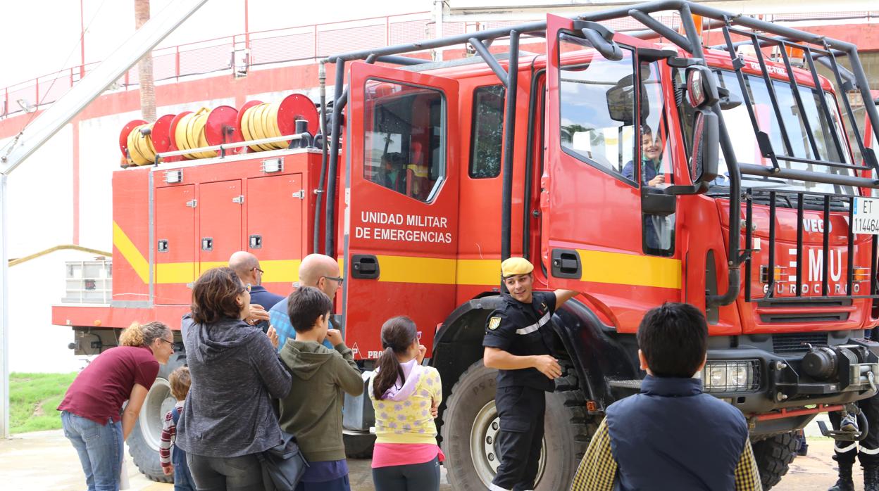 La Unidad Militar de Emergencias despertaba gran interés entre los visitantes