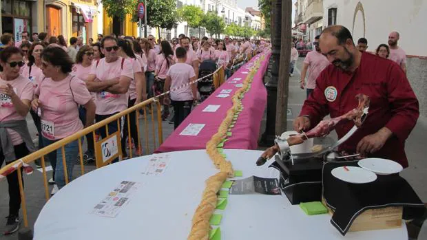 El bocadillo de jamón más grande del mundo da sabor a la V Marcha Rosa