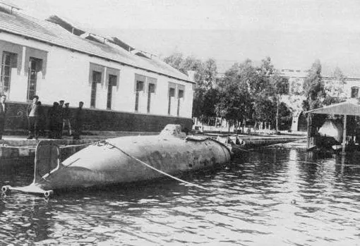 El submarino Peral en Cádiz.