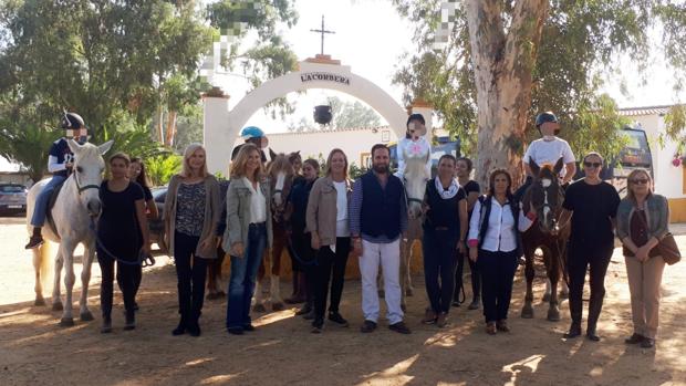 El PP de Utrera apoya la «hermosa labor» de la asociación de terapias ecuestres «La Corbera»