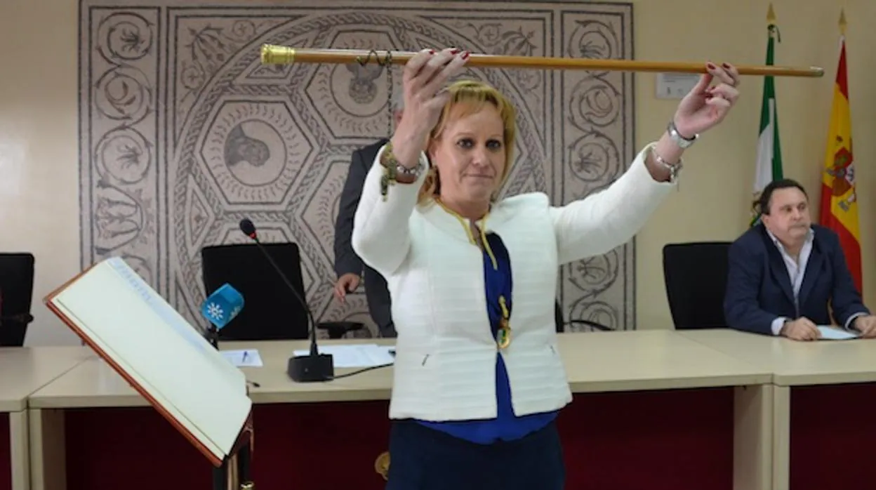 La alcaldesa socialista Carolina Casanova nada más llegar a la Alcaldía tras una moción de censura a IU