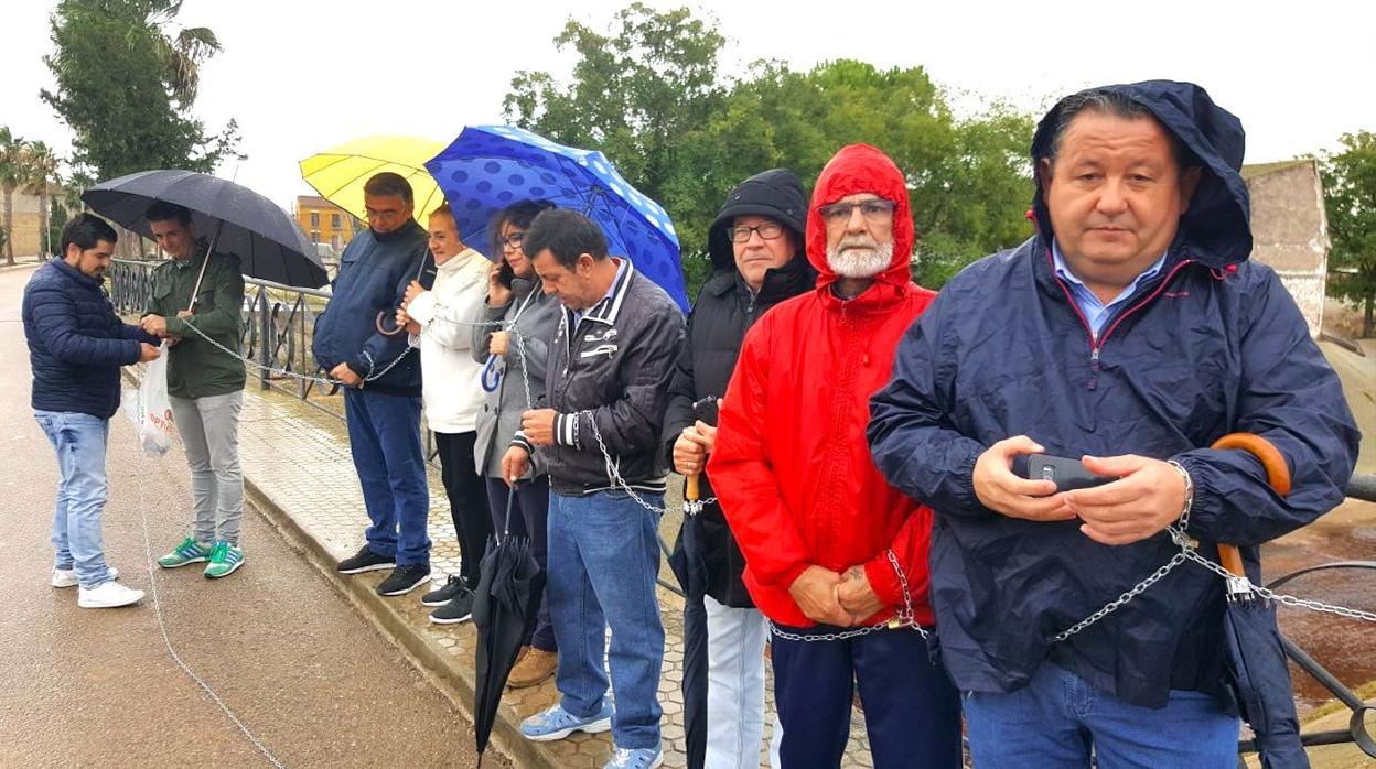 Fidel Romero encadenado al puente de La Roda junto con su equipo de gobierno y vecinos