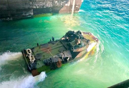 La Armada realiza un ejercicio de adiestramiento anfibio en aguas de la Bahía y en el Retín