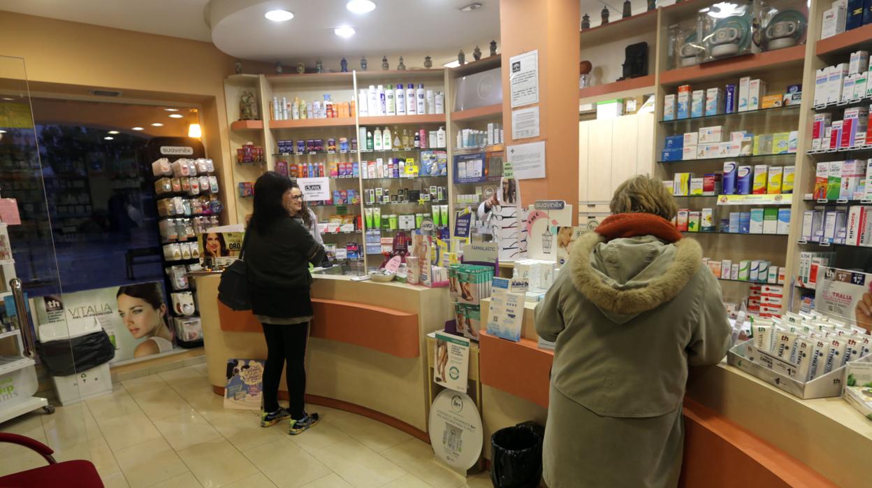 Varios clientes acuden a una de las farmacias de la provincia de Cádiz.