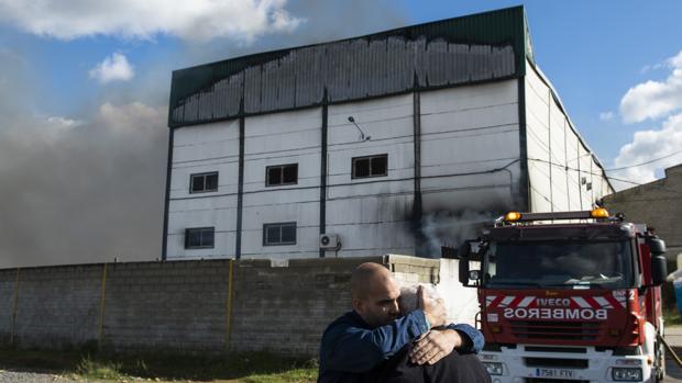 Un incendio destruye una nave de fabricación de muebles en Alcalá de Guadaíra