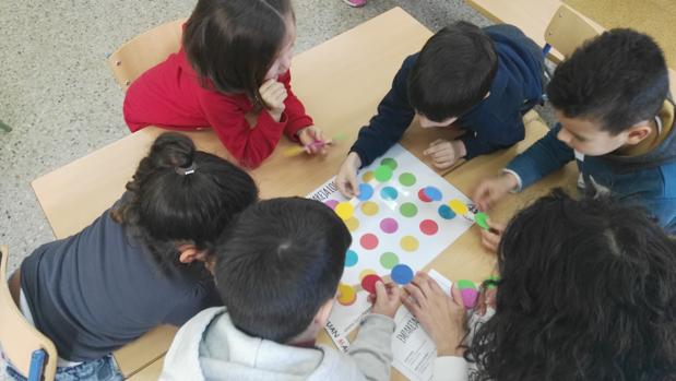 Ochenta voluntarios que mejoran con su trabajo y colaboración la realidad diaria de un colegio en Utrera