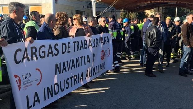 Los trabajadores de astilleros se concentran para pedir que se garantice la carga de trabajo en Navantia