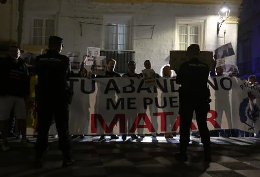 El ministro Marlaska en Cádiz, piropos dentro, oídos sordos fuera