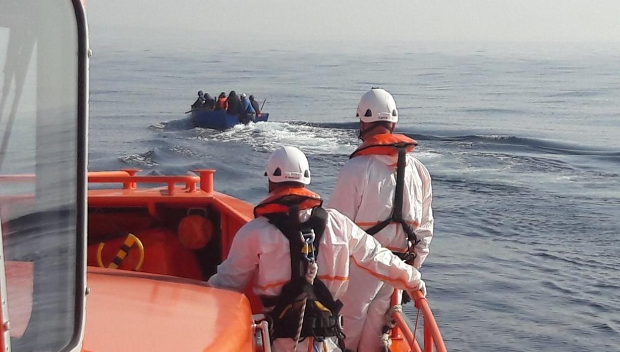 Rescatados 22 migrantes en el Estrecho, siete de ellos en dos barcas hinchables a remo