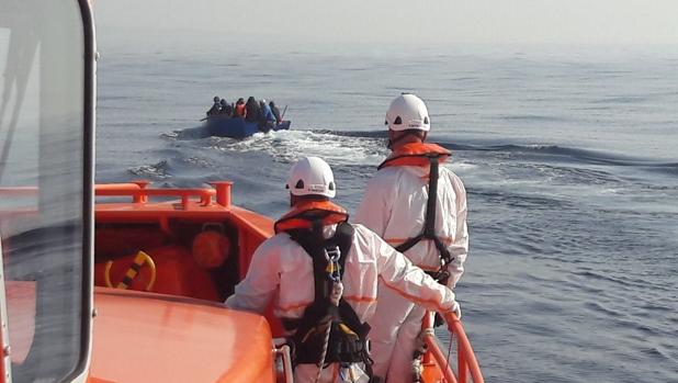 Rescatados 22 migrantes en el Estrecho, siete de ellos en dos barcas hinchables a remo