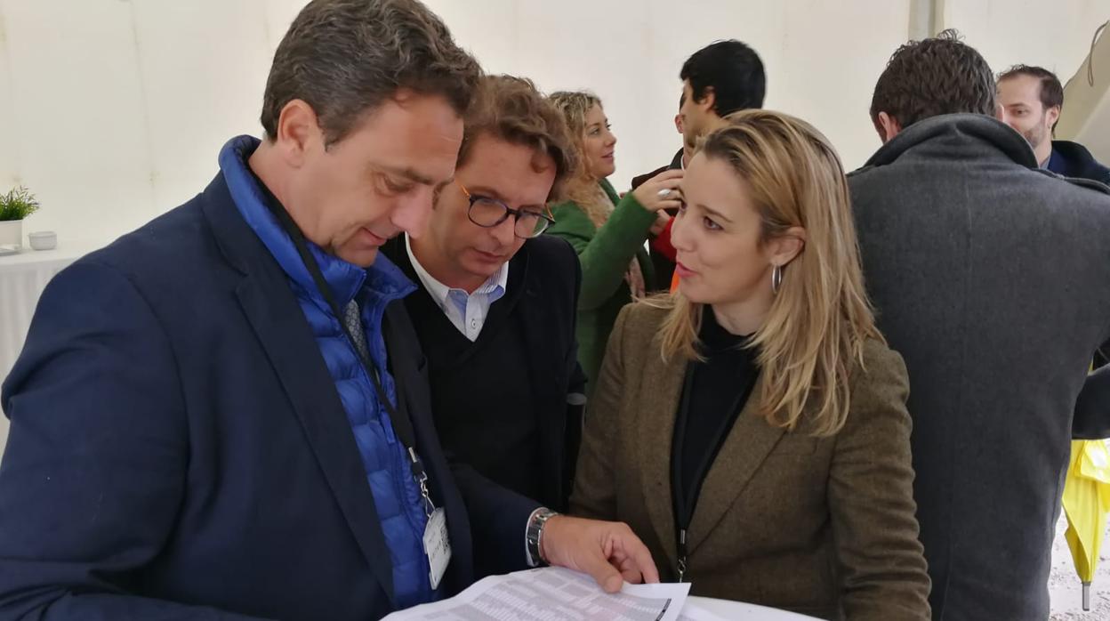 La alcaldesa de Alcalá de Guadaíra, Ana Isabel Jiménez, ha visitado las obras de la planta solar