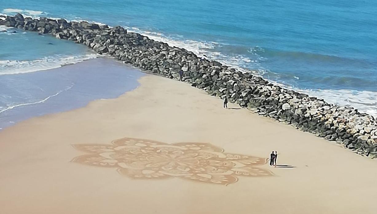 La flor de loto dibujada sobre la arena en Santa María del Mar.