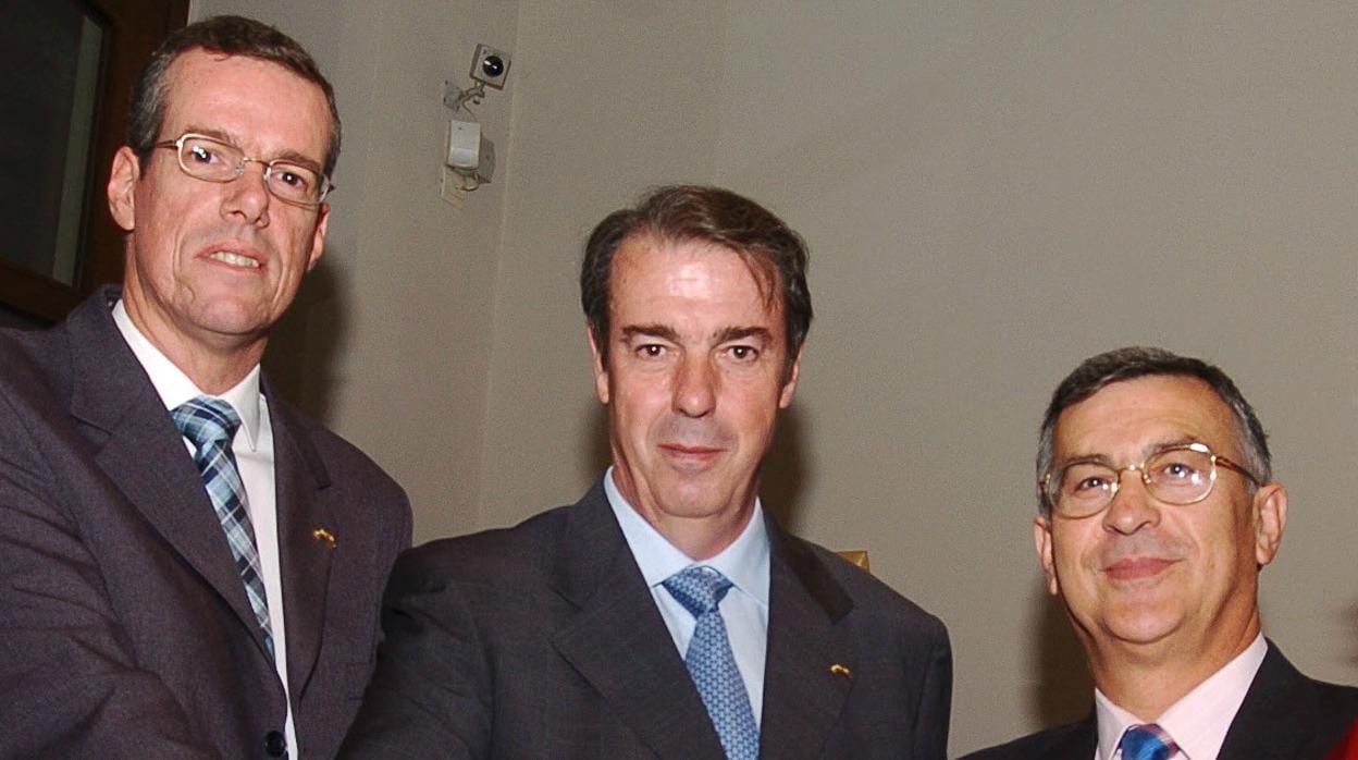 Isidoro Cárdeno, en el centro de la imagen, cuando fue Rey Mayo en 2004.