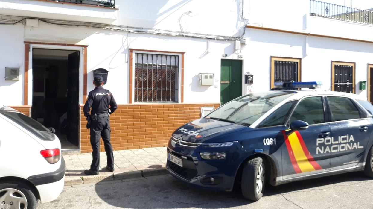 Un agente de Policía custodia la entrada de la vivienda donde han ocurrido los hechos esta mañana