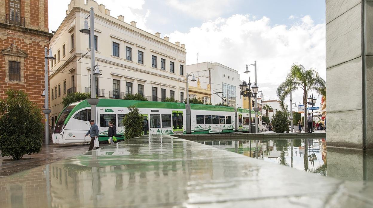 El tranvía a su paso por la calle Real.