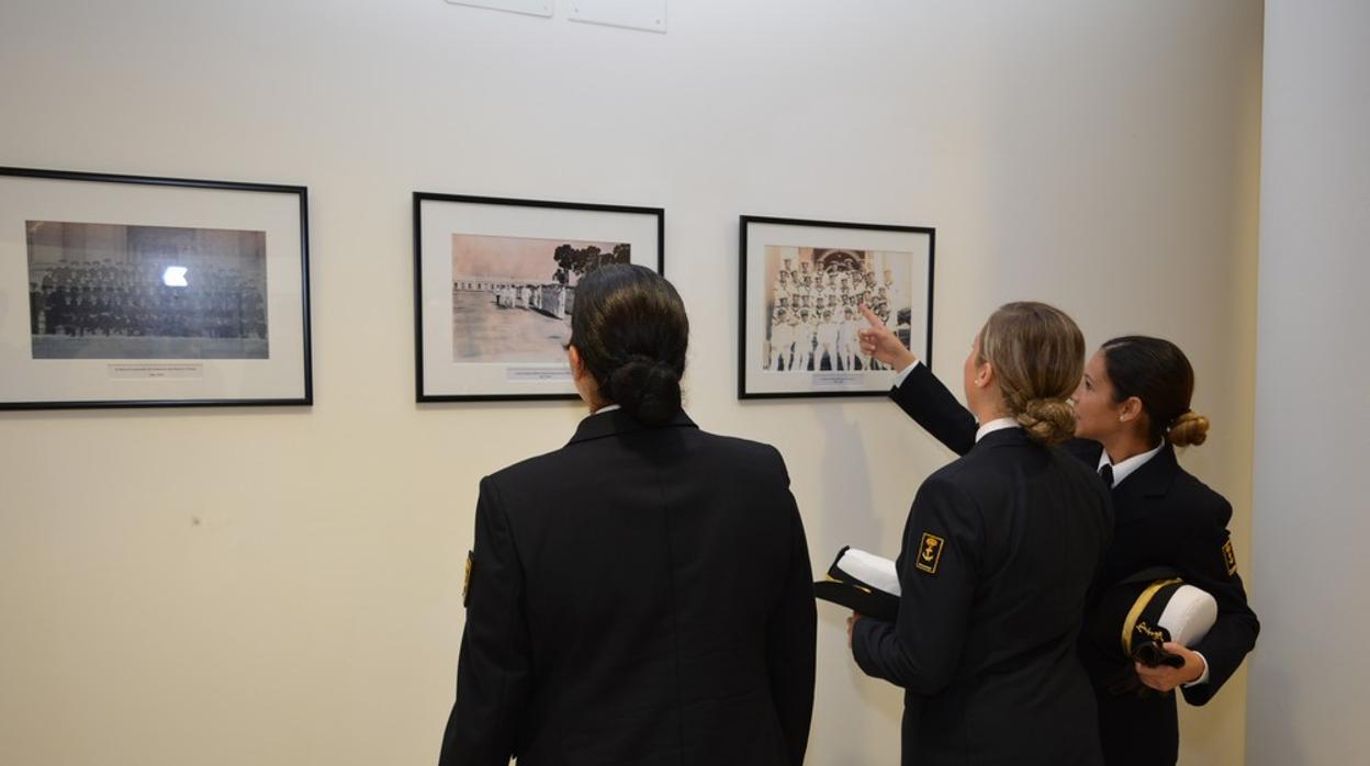 La Escuela de Suboficiales de la Armada inaugura una exposición fotográfica