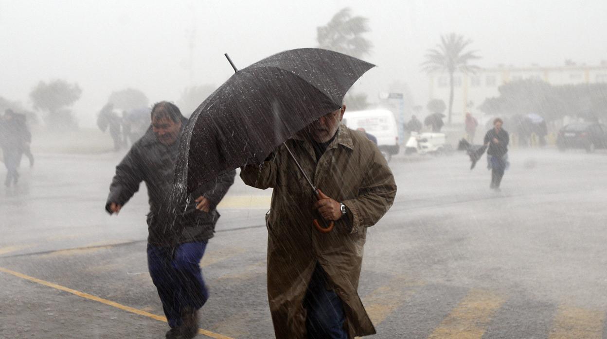 Varias personas desafían al viento y las lluvias