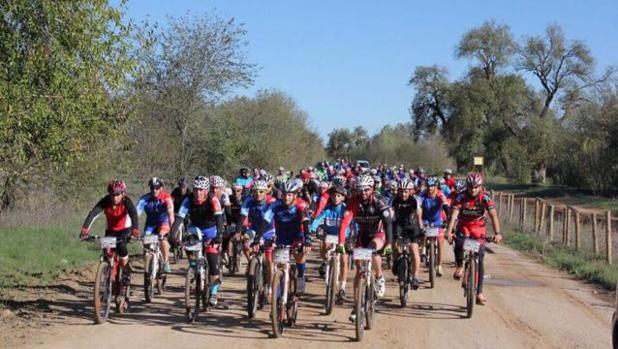 Desde Los Palacios hasta El Rocío, pedaladas de fe y pasión