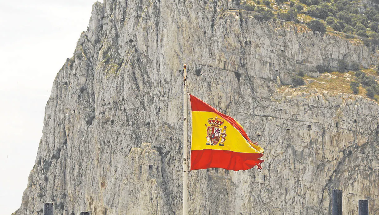 La bandera española ondeando frente a la 'Roca'.