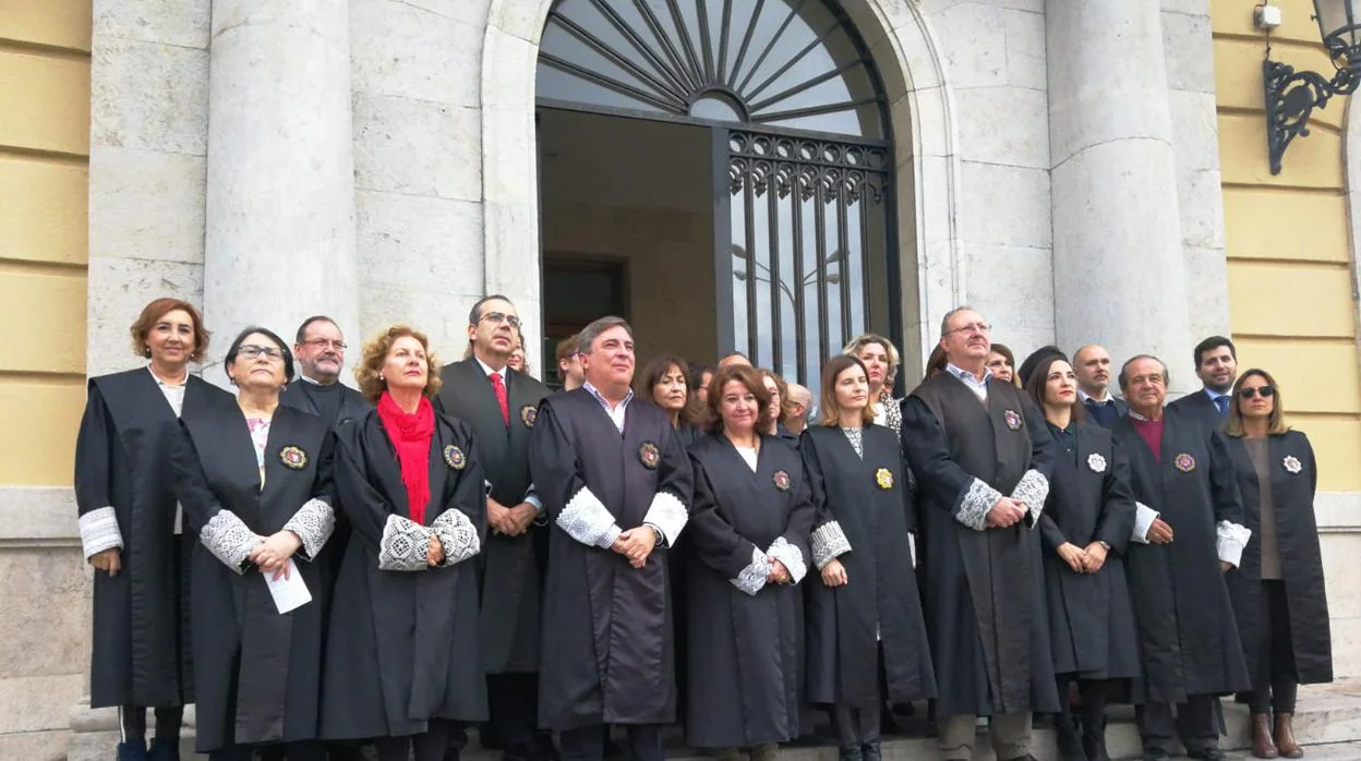 Magistrados y fiscales, en la puerta de la Audiencia Provincial.