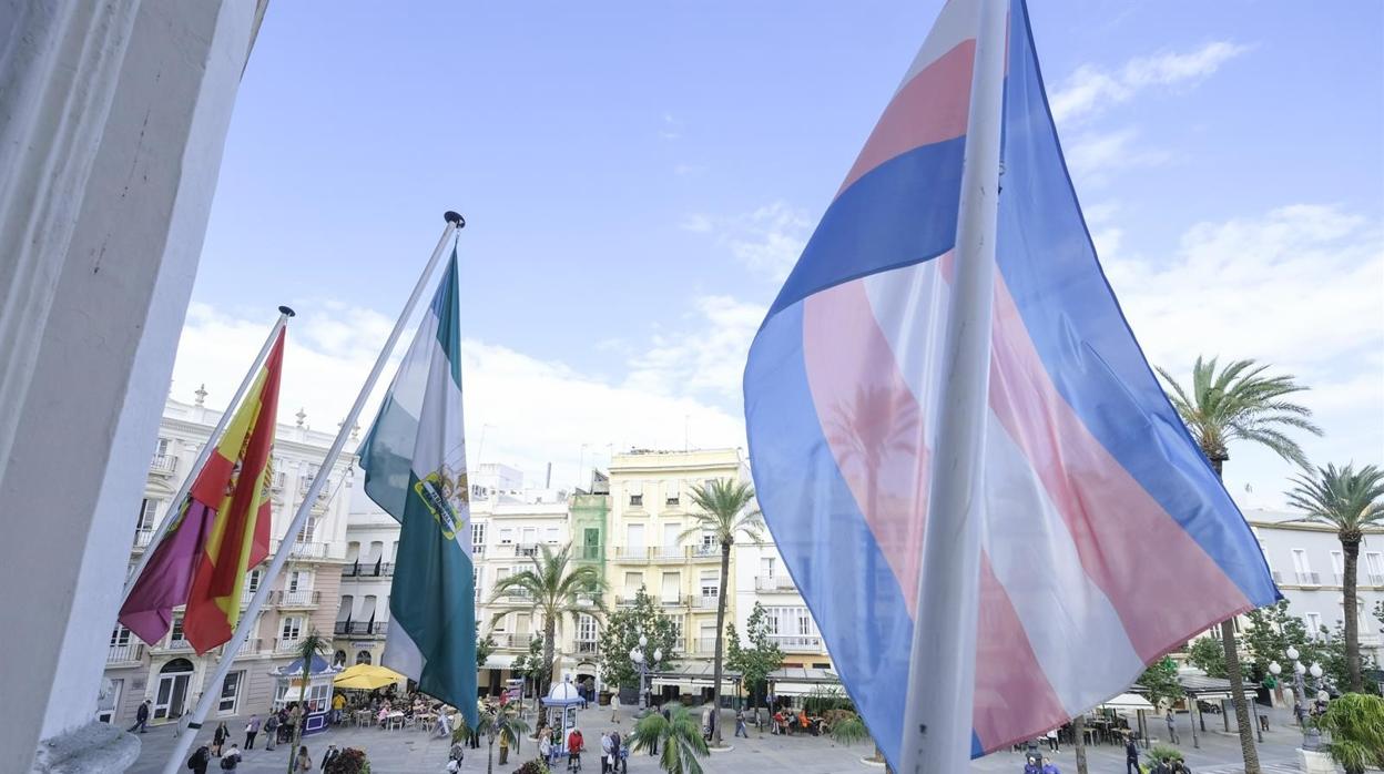 La bandera &#039;trans&#039; ondea en el Ayuntamiento de Cádiz por acuerdo de todos los grupos políticos