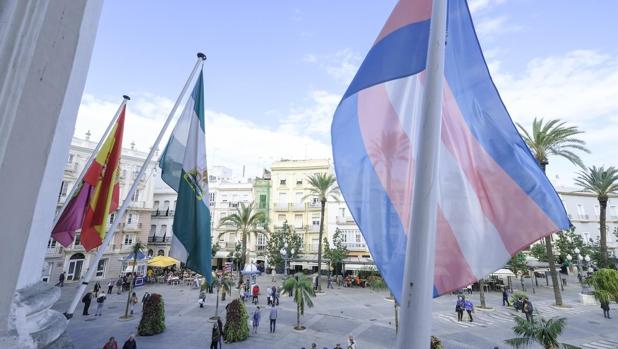 La bandera 'trans' ondea en el Ayuntamiento de Cádiz por acuerdo de todos los grupos políticos