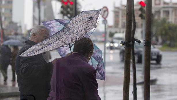 Las lluvias persisten en Cádiz y se unen a un fuerte viento.