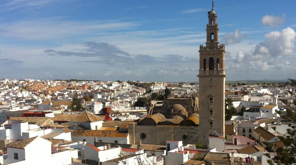 La torre de la iglesia de la Oliva preside el amplio casco histórico de Lebrija