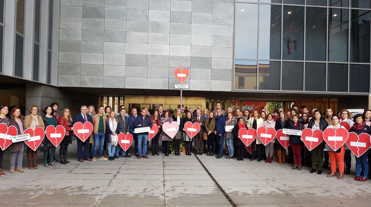 Los representantes municipales de Lebrija, Las Cabezas y El Cuervo acudieron a la entrega de la placa «stop a la violencia machista»