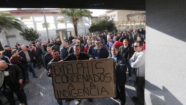 Los afectados de Delphi salen a la calle para exigir una solución