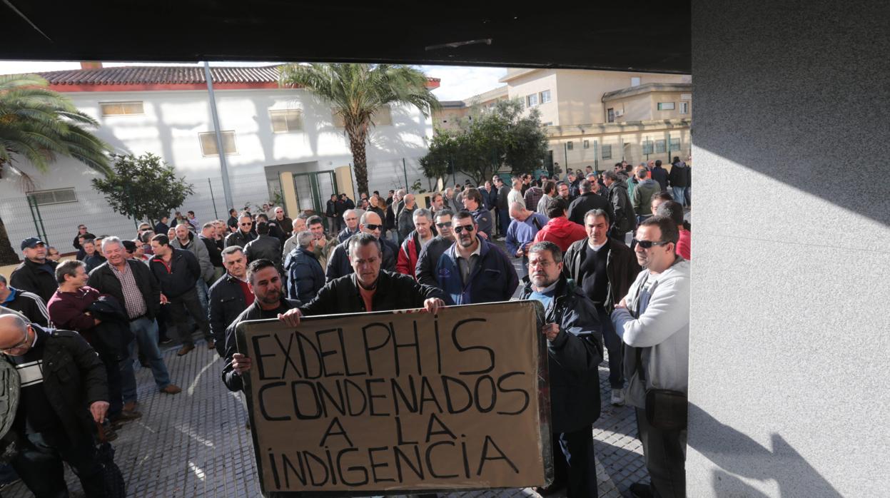 Protestas de los exDelphis en el Juzgado de lo Social el pasado año.