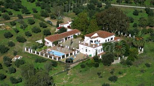 El cortijo Los Manantiales, una de las viviendas turísticas de Cazalla de la Sierra