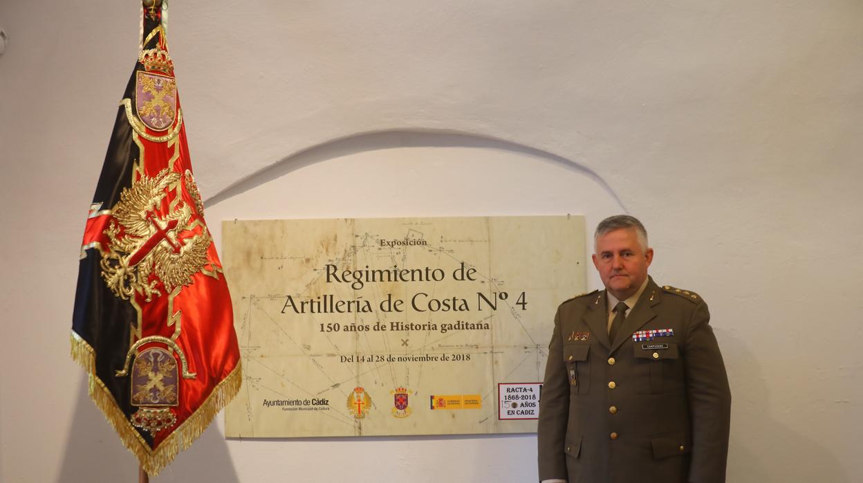 El coronel Jesús ÁngelCampuzano en la exposición con motivo del 150 aniversario del RACTA 4.