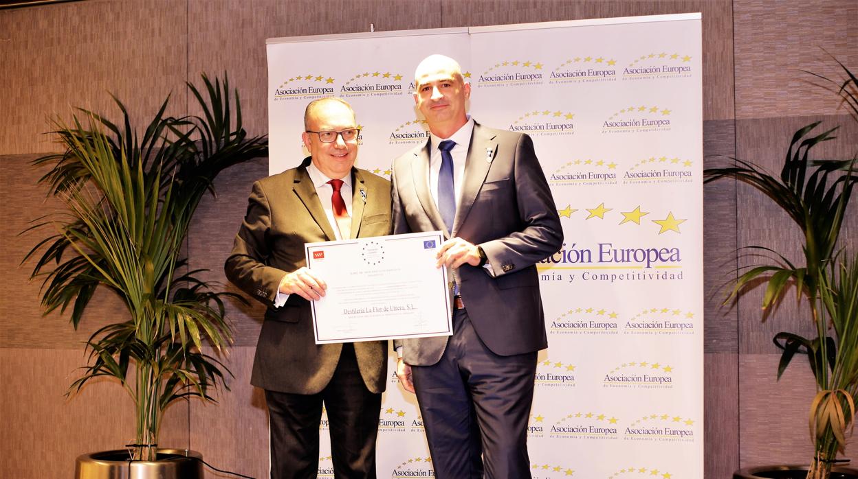 José Antonio Espinar, gerente de La Flor de Utrera, recogiendo el premio en una gala celebrada en Madrid