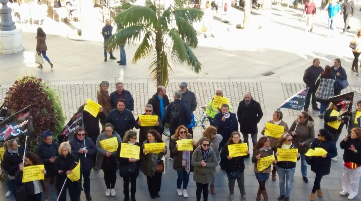 La concejal de Podemos Ana Camelo, se ha unido a la concentración frente al Ayuntamiento de Cádiz.