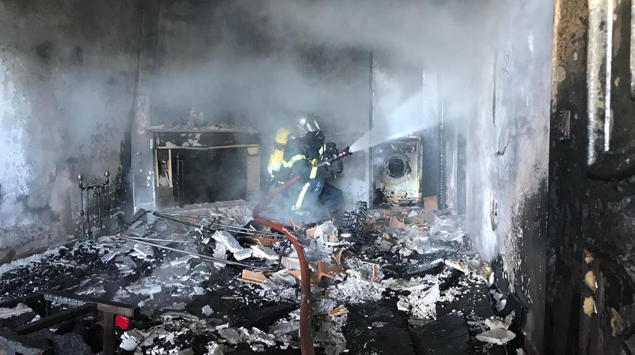 Un incendio calcina completamente un chalé en Chiclana