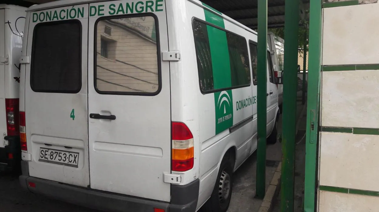 Un equipo del Centro de Transfusión de Sevilla se ha quedado tirado en Arahal por el mal estado de su vehículo