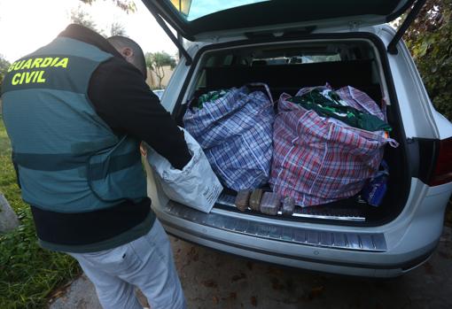 Bolsas con las equipaciones del Betis robadas.