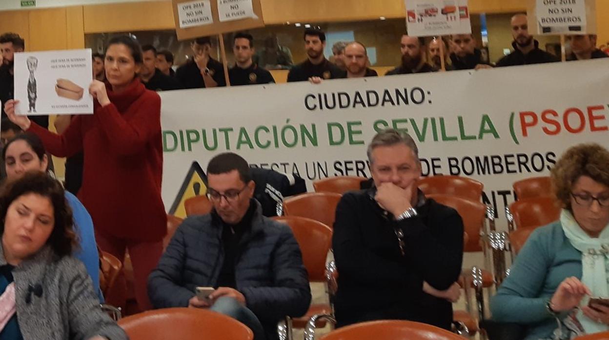 Protesta de los bomberos de la Diputación de Sevilla durante la celebración del pleno este martes