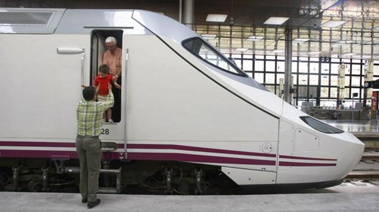 Renfe refuerza el servicio de trenes entre Madrid y Cádiz en este Puente de Diciembre.