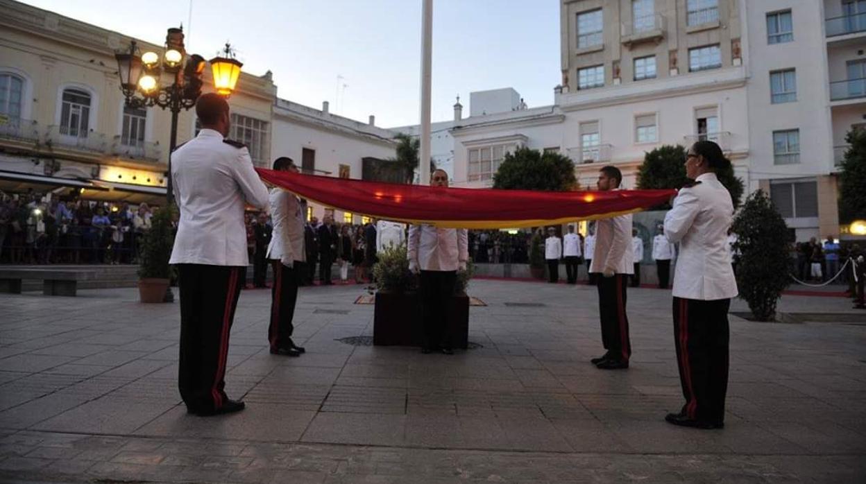 Armada y Ayuntamiento conmemoran los 40 años de de la Constitución y los 175 de la bandera española