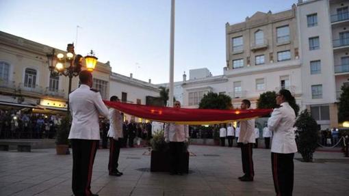 Arriado de bandera en San Fernando antes de la puesta del sol.